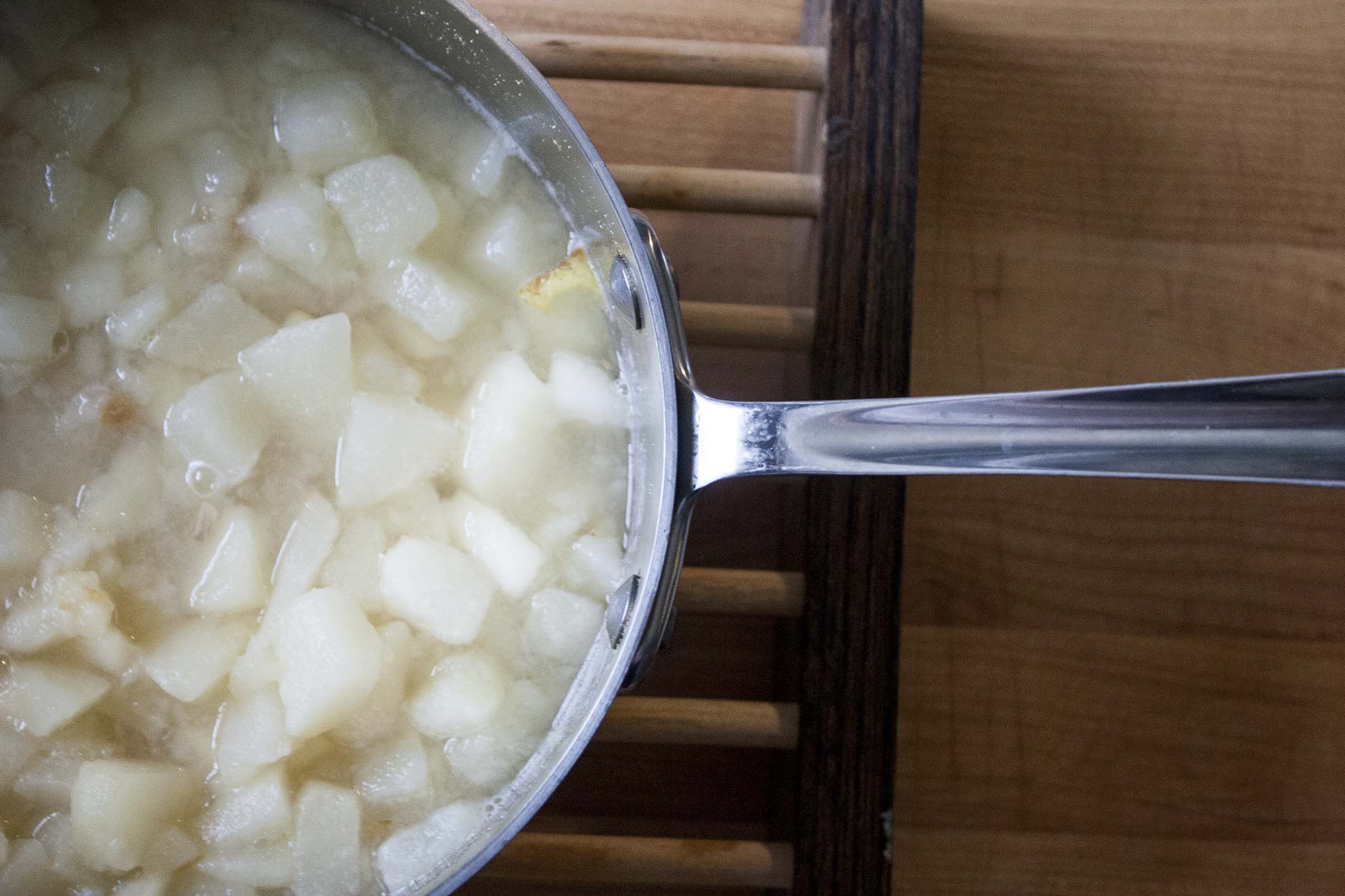 Five Ingredient Vanilla-Spiked Pear Sauce. I lifeaswecookit.com