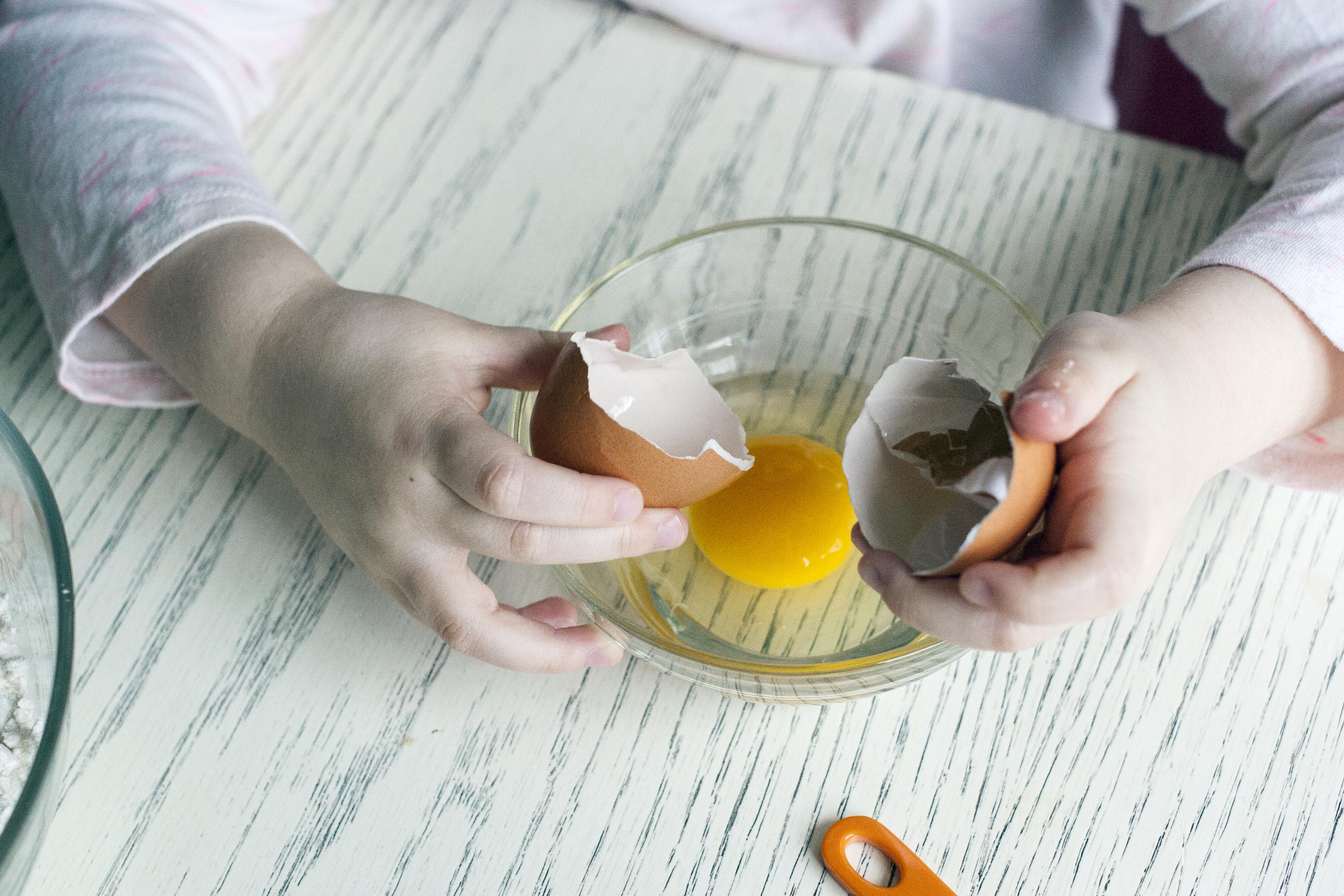Cooking with kids: cracking the egg for grated pasta dough. lifeaswecookit.com