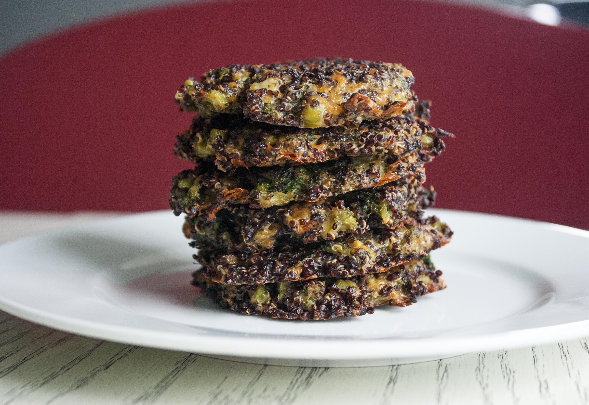 Crispy, cheesy veggie-packed Broccoli Cheddar Quinoa Cakes for an easy make ahead school lunch or dinner. lifeaswecookit.com