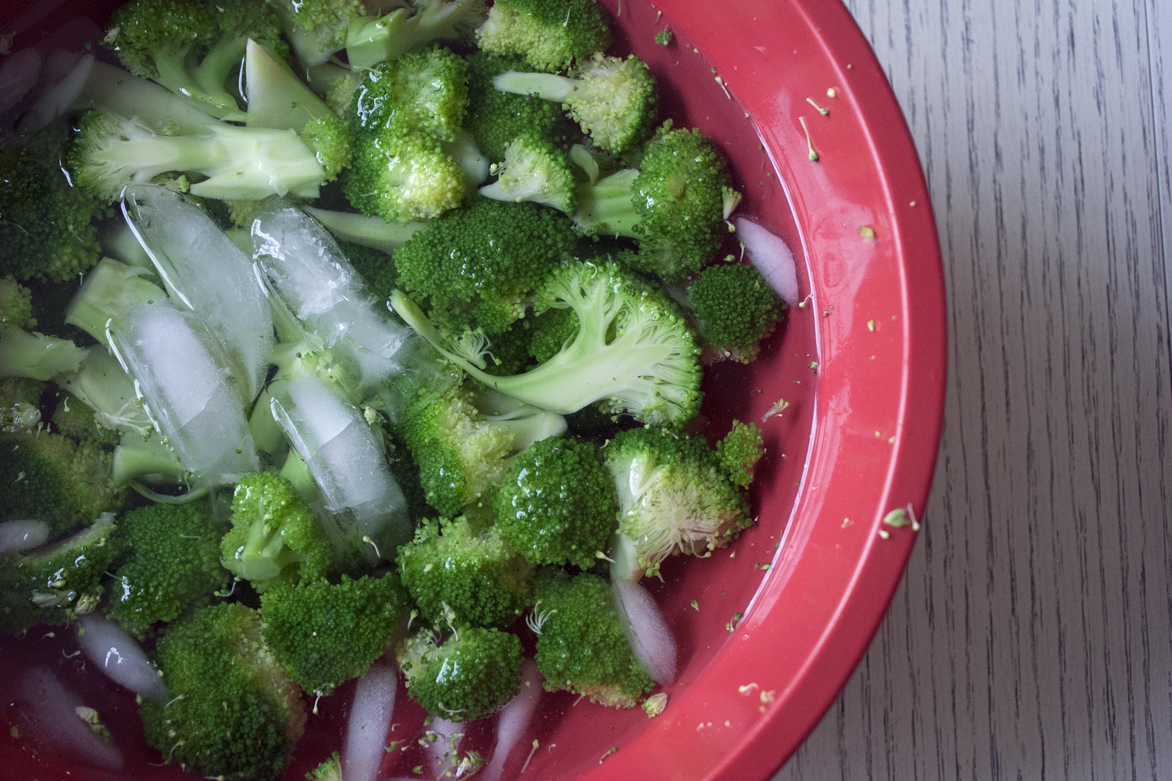 Blanched Broccoli in an Ice Bath for Broccoli Cheddar Quinoa Cakes. www.lifeaswecookit.com