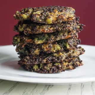 Crispy, cheesy veggie-packed Broccoli Cheddar Quinoa Cakes for an easy make ahead school lunch or dinner. lifeaswecookit.com